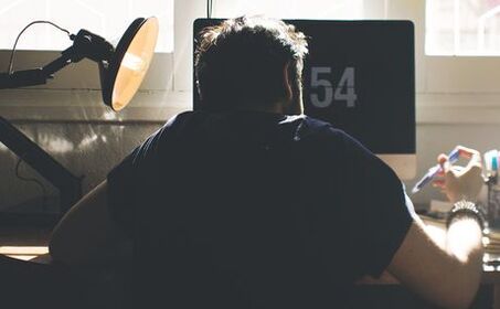 Nesprávna poloha sedenia je príčinou rozvoja osteochondrózy